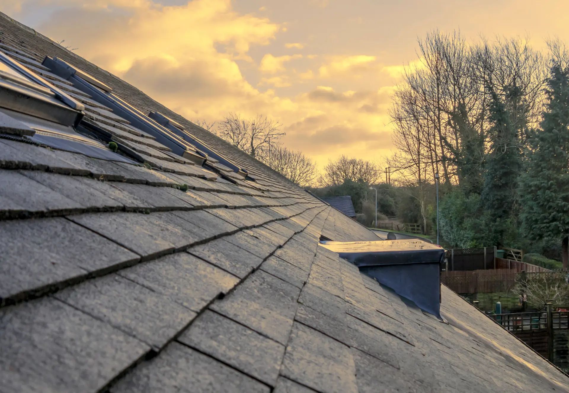 Photographie de tuiles noires sur un toit