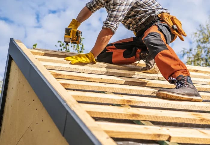 Professionnel de la toiture installant une toiture en tuile